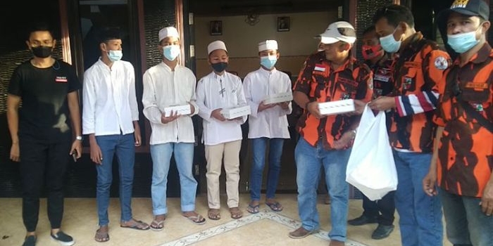 Pimpinan Anak Cabang (PAC) Pemuda Pancasila (PP) Dukuh Pakis bekerja sama dengan Luminor Hotel Jemursari memberikan santunan ke Panti Asuhan Khadijah II di Jalan Prada Kali Kendal 1/33A Surabaya. (foto: ist)
