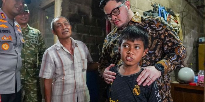 Bupati Kediri Hanindhito Himawan Pramana saat berkunjung ke rumah Mbah Mari. (Ist). 