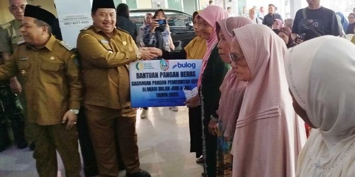 salurkan-bantuan-pangan-beras-bupati-jombang-untuk-kebutuhan-hidup-jangan-dijual