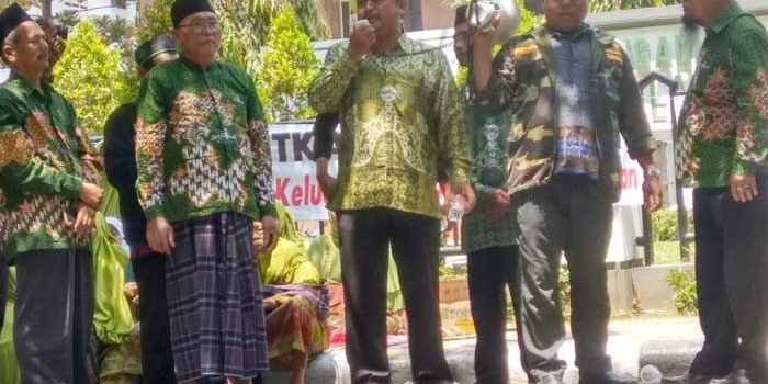 Warga NU dari Kecamatan Sugio saat orasi di depan gedung PN Lamongan.