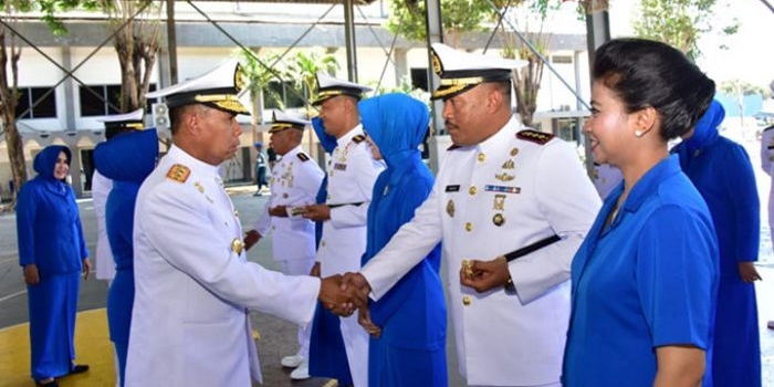 Panglima Komando Armada II Laksda TNI Mintoro Yulianto, S. Sos, M.Si menyalami Perwira Menengah yang naik pangkat. 