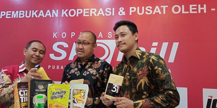 Dari kiri: Ketua Koperasi Skomill Viki Yossida, Pengawas Koperasi Skomill Lucky Hasmoro, dan Tim Skomill saat meresmikan Kantor Koperasi Skomill. (foto: ist)