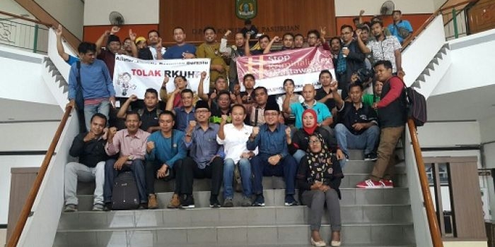 Wartawan foto bersama dengan anggota DPRD Pasuruan yang menerima aksi mereka.