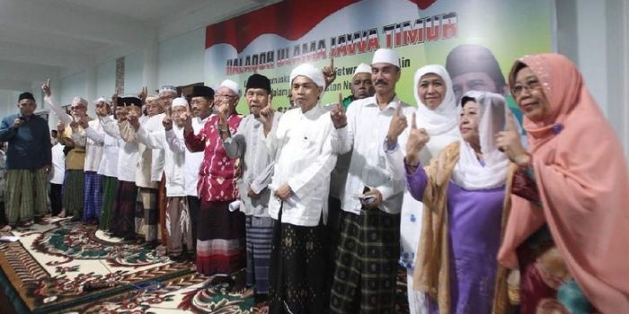 Khofifah Indar Parawansa tampak diantara ratusan kiai dan bu nyai pada acara halaqah di Aula Keluarga Dr KH Asep Saifuddin Chalim di Pacet Mojokerto Jawa Timur. Foto: dokumen amanatul ummah