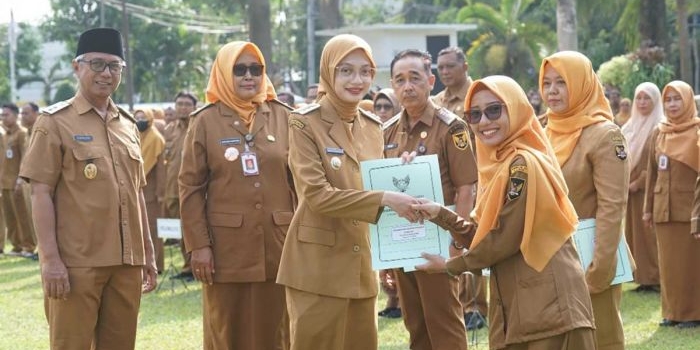 Wali Kota Kediri saat menyerahkan SK Kenaikan Pangkat kepada salah satu ASN. Foto: Ist


