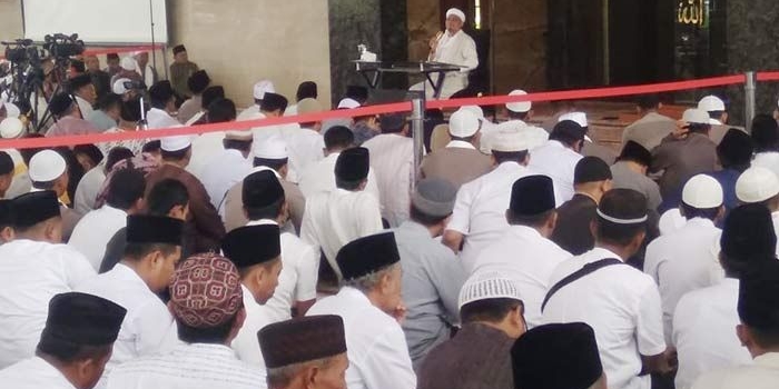 Ustadz Arifin Ilham saat menyampaikan ceramah Maulid Nabi Muhammad SAW di Masjid Namira.