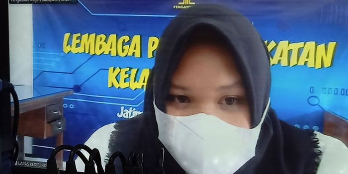 Tangkapan layar sidang virtual yang diikuti terdakwa pembunuh bayinya sendiri.