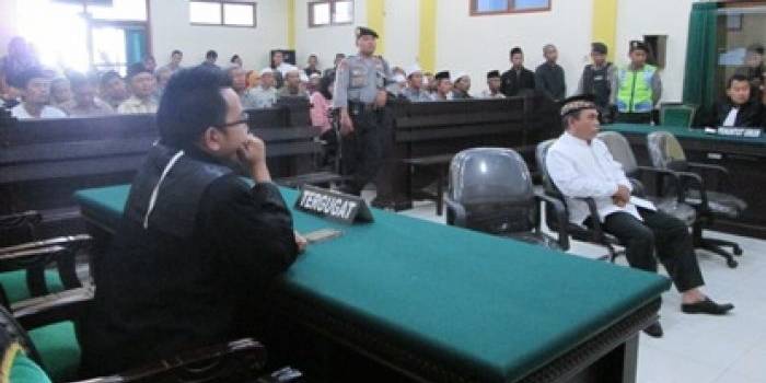 TEGANG – Kiai Masyrikan saat mendengarkan amar putusan yang dibacakan majelis hakim dalam sidang, Kamis (12/3) lalu. foto: agus/BangsaOnline.com