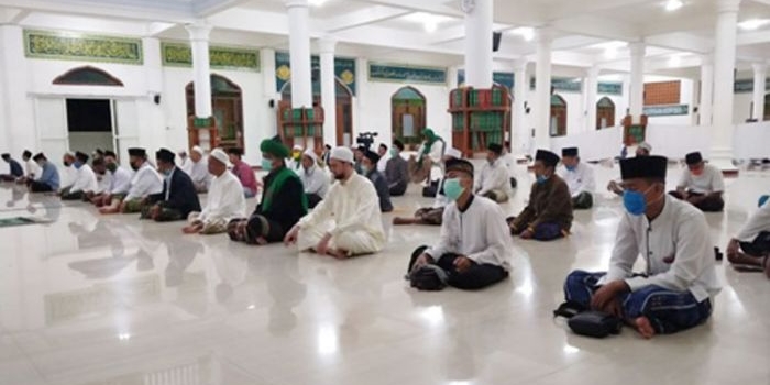 Para kiai saat mengikuti salat malam yang dipimpin Prof Dr KH Asep Saifuddin Chalim di Masjid Raya KH Abdul Chalim Pacet Mojokerto Jawa Timur, Kamis (30/4/2020). foto: MA/ BANGSAONLINE.COM