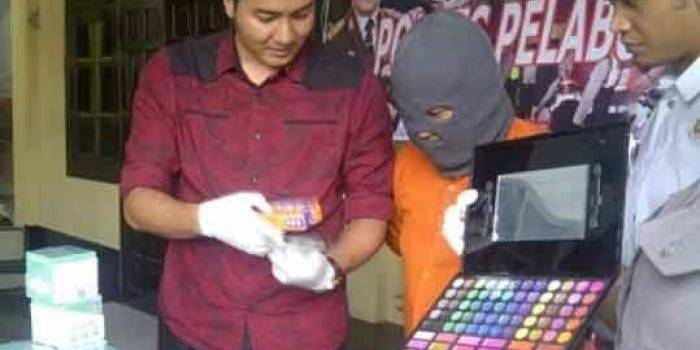 AKP Aldy Sulaeman, Kasat Reskrim Polres Pelabuhan Tanjung Perak saat bersama tersangka dan barang bukti. (foto: rusmiyanto/BANGSAONLINE)