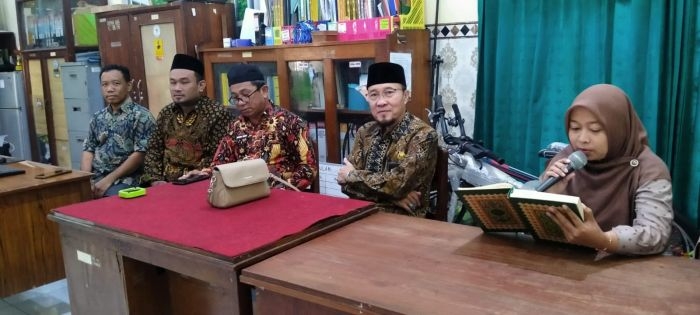 Kepala Kemenag Lamongan, Mukhlisin Mufa saat mengikuti pembacaan Al-Quran.