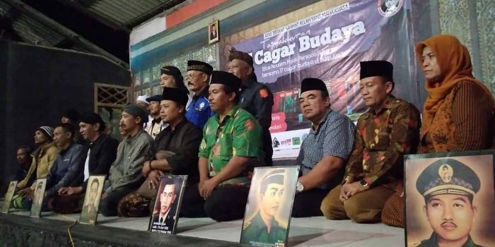 Para peserta dialog kebangsaan di Situs Ndalem Pojok yang juga memajang foto para pahlawan revolusi. Foto: Ist.