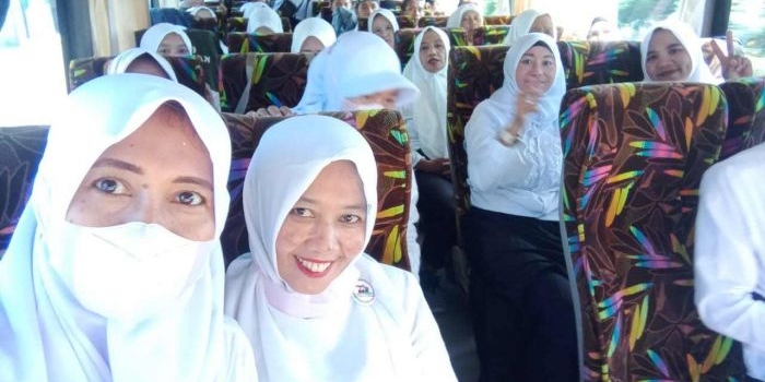 Sambil berteriak "Ganjar-Mahfud menang", warga NU dari berbagai daerah naik bus menuju acara istighotsah dan deklarasi.
