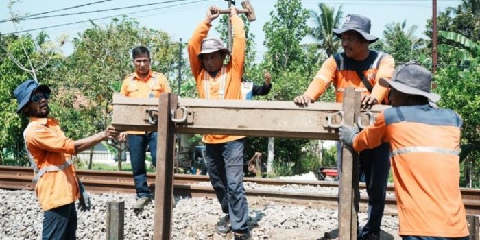 kai-daop-9-jember-tutup-11-perlintasan-liar-usai-tiga-insiden-kecelakaan-kereta