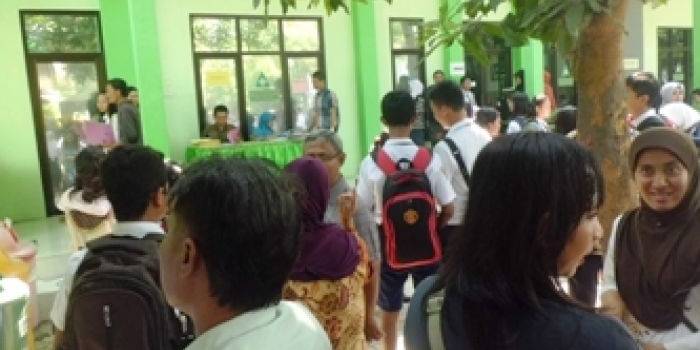Para Pendaftar PPDB Online saat verifikasi data di sekolah. Foto:aris/BANGSAONLINE