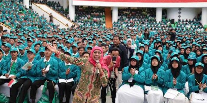 Gubernur Jawa Timur Khofifah Indar Parawansa ceria di tengah-tengah mahasiswa Unisma Malang Jawa Timur, Senin (2/9/2019). foto: istimewa/ bangsaonline.com