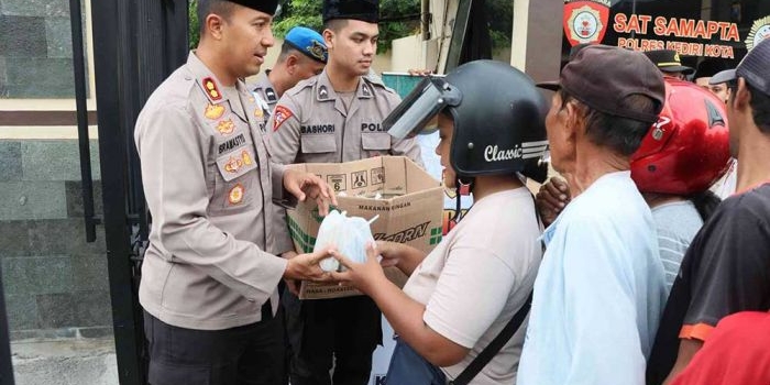 peduli-ramadan-kapolres-kediri-kota-bagikan-takjil-gratis-kepada-warga