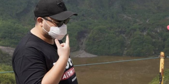 Bupati Kediri Hanindhito Himawan Pramana ketika berada di area Kawah Gunung Kelud. (foto: ist)