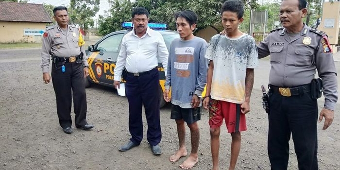 Kedua tersangka saat dikeler petugas.