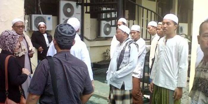 ?Jamaah Tajuk Muslim menunggu audiensi dengan pihak Polda. Foto:rusmiyanto/BANGSAONLINE
