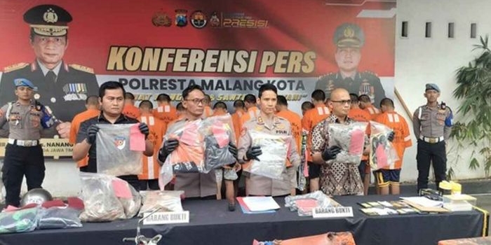 Wakapolresta Malang Kota, AKBP Oskar Syamsuddin saat konferensi pers di Polresta Malang Kota, Jumat (26/9/2025).