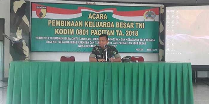 Letkol (kav) Aris Toteles Hekeng Nusa Lawitang, dandim 0801 Pacitan dalam kegiatan pembinaan keluarga besar Kodim 0801/Pacitan.