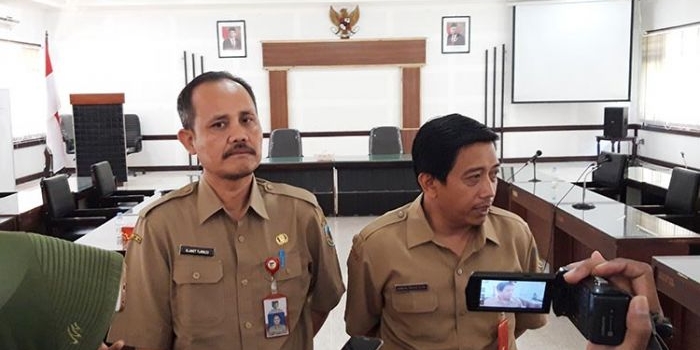 Juru Bicara Tim Komunikasi Penanganan Covid di Pemkab Kediri dr. Bambang Triono Putro didampingi Ketua Gugus Tugas Percepatan Penanganan Covid-19 Kabupaten Kediri yang juga Plt. Kepala Pelaksana BPBD Kab. Kediri Slamet Turmudi, Senin (23/3)