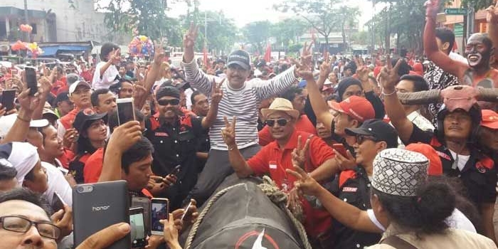 Gus Ipul saat diarak warga PDIP Kota Surabaya, dinaikkan replika banteng.