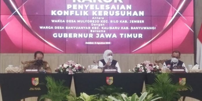 Gubernur Jawa Timur Khofifah Indar Parawansa turut hadir dalam penyelesaian konflik yang melibatkan dua kabupaten di wilayahnya, yaitu Jember dan Banyuwangi.