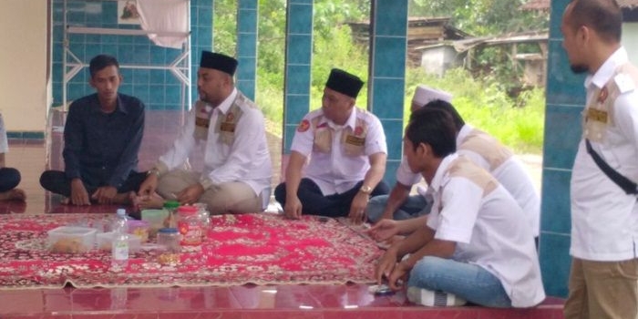 Abdul Halim, Anggota Komisi E DPRD Jatim bertakziah ke rumah almarhum H. Zaini di Bangkalan. 