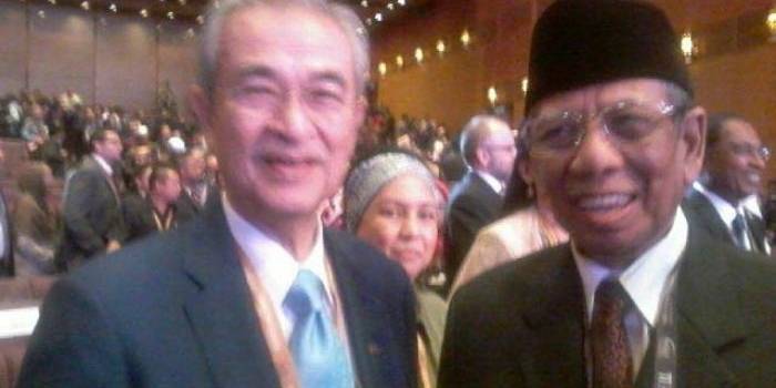 KH A Hasyim Muzadi dan Abdullah Ahmad Badawi. foto: BANGSAONLINE