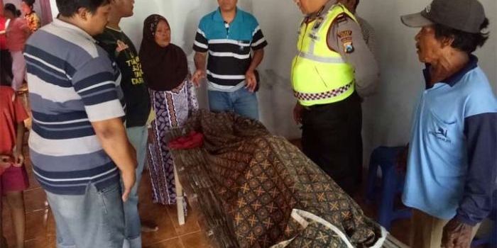 Jenazah korban disemayamkan di rumah duka.