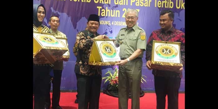 TERIMA PENGHARGAAN: Bupati Sidoarjo H Saiful Ilah saat menerima penghargaan Pasar Tertib Ujur, di Bandung, Senin (4/12).