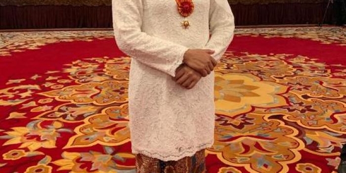 Gubernur Jawa Timur, Khofifah Indar Parawansa seuisa menerima anugerah tanda kehormatan Bintang Mahaputra Utama dari Presiden Joko Widodo di Istana Negara, Rabu (11/11). foto: ist/ bangsaonline.com