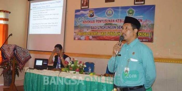 Kepala MTs Negeri Tuban ketika membuka seminar bebas narkotika di hadapan tamu undangan, dewan guru dan siswa. foto: suwandi/ BANGSAONLINE