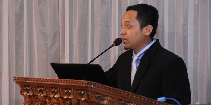 Mohammad Mukhrojin saat presentasi dalam sidang terbuka program Doktor Ilmu Administrasi Publik Pasca Sarjana Universitas 17 Agustus 1945 Surabaya. foto : istimewa.