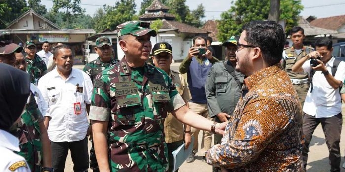 Bupati Kediri ketika berbincang sejenak dengan Pangdam V/Brawijaya. Foto: Ist