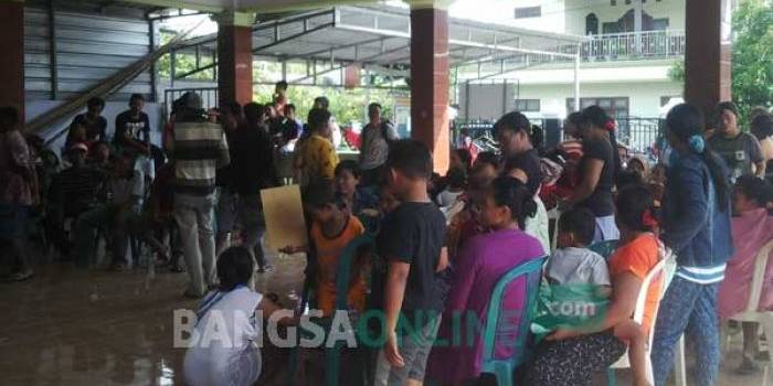 Puluhan warga di dekat lokasi Pad A JOB PPEJ sedang berkumpul di Balai Desa Ngampel, Bojonegoro setelah munculnya bau busuk itu. foto: eki nurhadi/ BANGSAONLINE