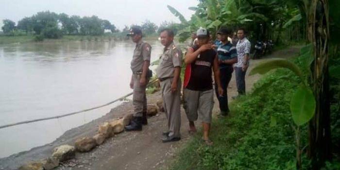 etugas Satpol PP Bojonegoro sedang melakukan pengecekan tanggul bengawan solo yang longsor. foto: eky nurhadi/ BANGSAONLINE