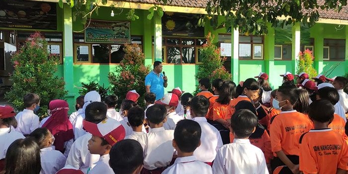 Kamid saat mensosialisasikan kebencanaan dan pengelolaan sampah kepada siswa SDN Nanggungan, Kecamatan Kayen Kidul, Kabupaten Kediri. Foto: Ist