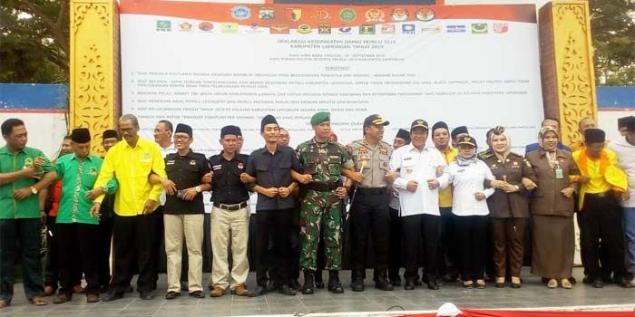 Bupati Fadeli memimpin Deklarasi Kesepakatan Damai Pemilu 2019 di Alun-alun Kota Lamongan.