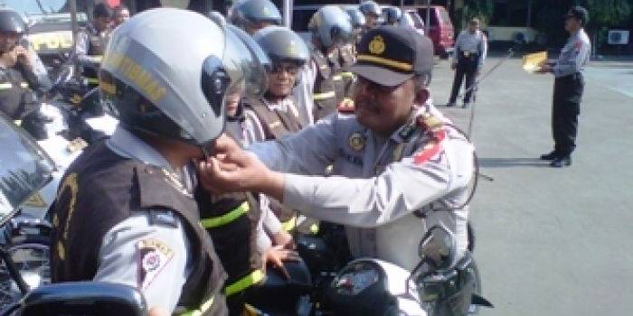 ?Penyerahan 27 motor hibah dari Pemkot Surabaya kepada anggota, untuk kebutuhan dinas, Selasa (21/4/2014). Foto:rusmiyanto/BANGSAONLINE