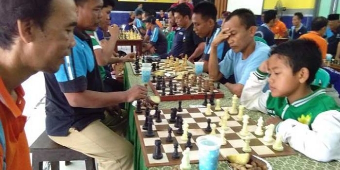 Atlet cilik catur bertanding melawan WBP.