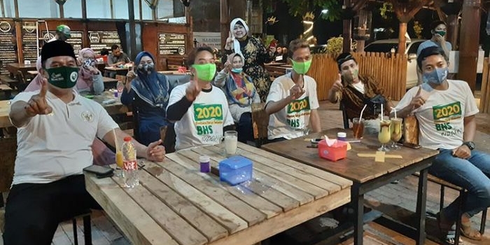 DUKUNG: Cabup BHS dan relawan saat nobar Grand Final KDI 2020, di Kafe Cangkrukan, Senin (26/10) malam. foto: MUSTAIN/ BANGSAONLINE