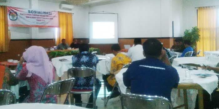 Suasana sosialisasi KPU yang hanya diikuti beberapa peserta. foto: YUNIARDI S/ BANGSAONLINE