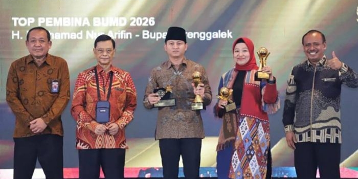 Penyerahan penghargaan TOP BUMD Awards 2026 di Jakarta.