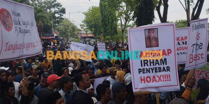 Poster aspirasi dari masyarakat aliansi jaringan komando merah putih saat demo di Kantor Pemkab Sampang. Foto: MUTAMMIM/BANGSAONLINE