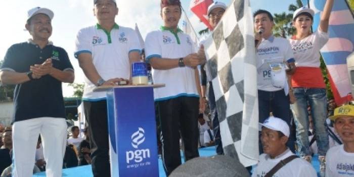 MULAI- Menpora Imam Nahrawi (bawa bendera) memberangkatkan peserta Surabaya Berjalan dengan didampingi Direktur HARIAN BANGSA (paling kiri) dan Wakil Wali Kota Surabaya Wisnu Sakti Buana (pencet bel). foto: satria/BANGSAONLINE