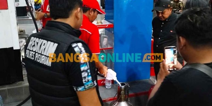 Tim gabungan DPRD, Disperindag, dan Polres Pasuruan menelusuri dugaan BBM bermasalah di empat titik SPBU Pandaan. Foto: M Andy Fachrudin/BANGSAONLINE
