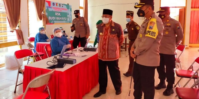 Wali Kota Blitar, Santoso, saat meninjau gerai vaksinasi terpusat di kampus PGSD UM Kota Blitar.